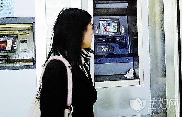女子ATM机存钱时忙着微信聊天
