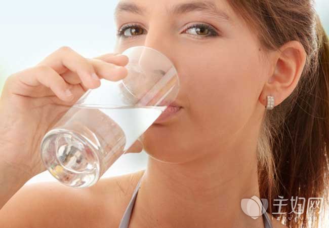 清晨一杯白开水让减肥效果加倍