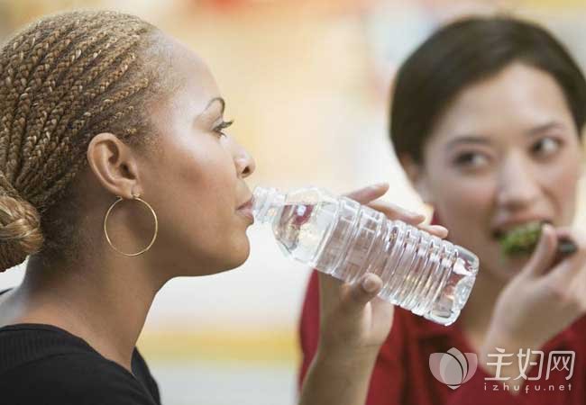 喝水减肥法 五种人一定要多喝水