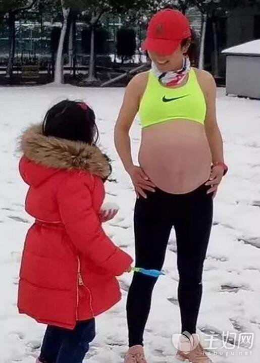 女子怀孕8个月裸肚跑步引争议