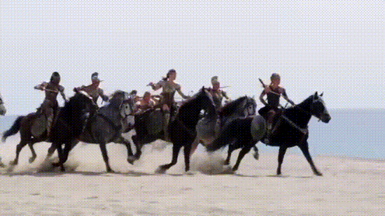 亚马逊女兵士们骑在马背上的飒爽英姿