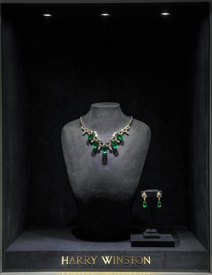海瑞温斯顿Cathedral系列祖母绿配钻石项链、耳环