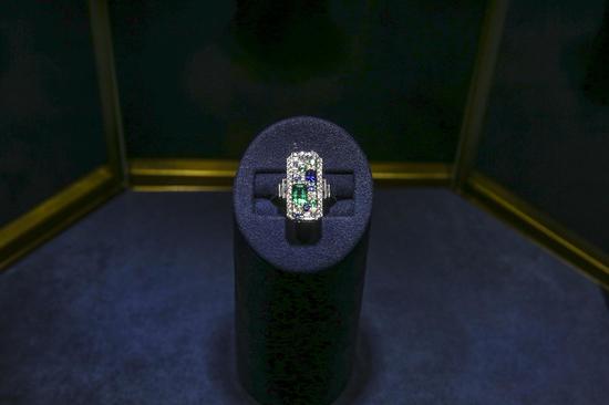 海瑞温斯顿Central Park系列蓝宝石、海蓝宝石、祖母绿配钻石戒指