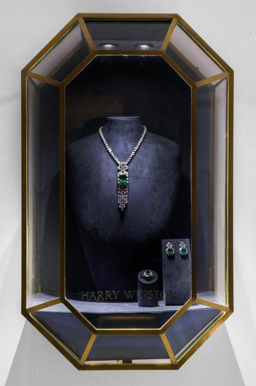 海瑞温斯顿718 Emerald Vitrine系列祖母绿配钻石项链、戒指、耳环