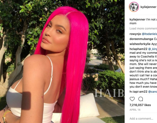 凯莉·詹娜 （Kylie Jenner） 粉色头发造型