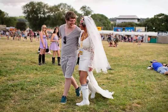 这位姑娘甚至连成婚都要穿一双白色的雨靴