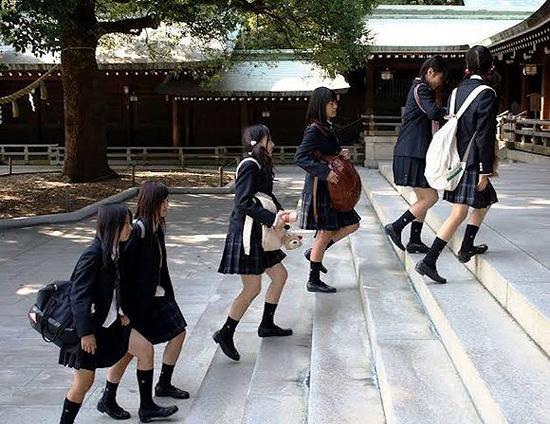 穿戴校服的日本学生