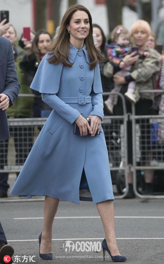 凯特王妃身着Mulberry蓝色大衣裙