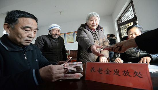 2019年1月28日，河北省邯郸市永年区广府镇东街村的乡民在收取养老金。图片来历：视觉我国