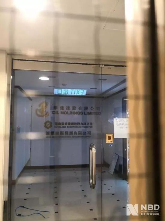 2019年2月，每经记者来到HYH Group在香港注册留下的办事处地址，发现香港上市公司华建控股也在同一楼层工作，现在该楼层都已触景生情（图片来历：每经记者 张春楠 摄）