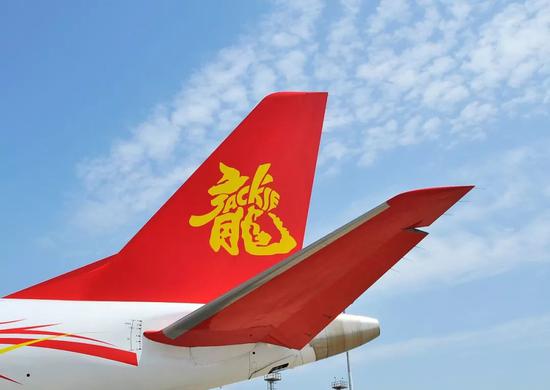2017年4月12日，上海，第六届亚洲公事航空会议及博览会（ABACE），耀莱航空注册号B-3219的巴航工业世袭1000机型公事机，它是成龙的私家飞机，飞机尾翼上喷涂成红底黄字的“龙”字（图片来历：东方IC）