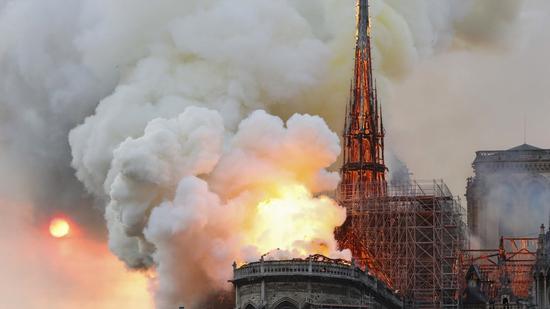 巴黎圣母院修建受损严峻，主体结构幸免于难（图源：推特）