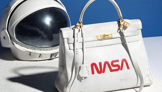 印着NASA标志的爱马仕包曾在佳士得拍卖行拍出5万美元的价格 图片来历：佳士得